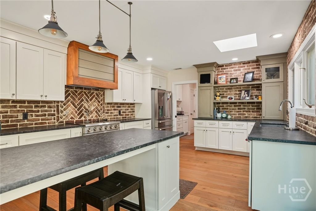 Image 10 of property listing at 4 Halfmoon Court, Savannah, GA 31411