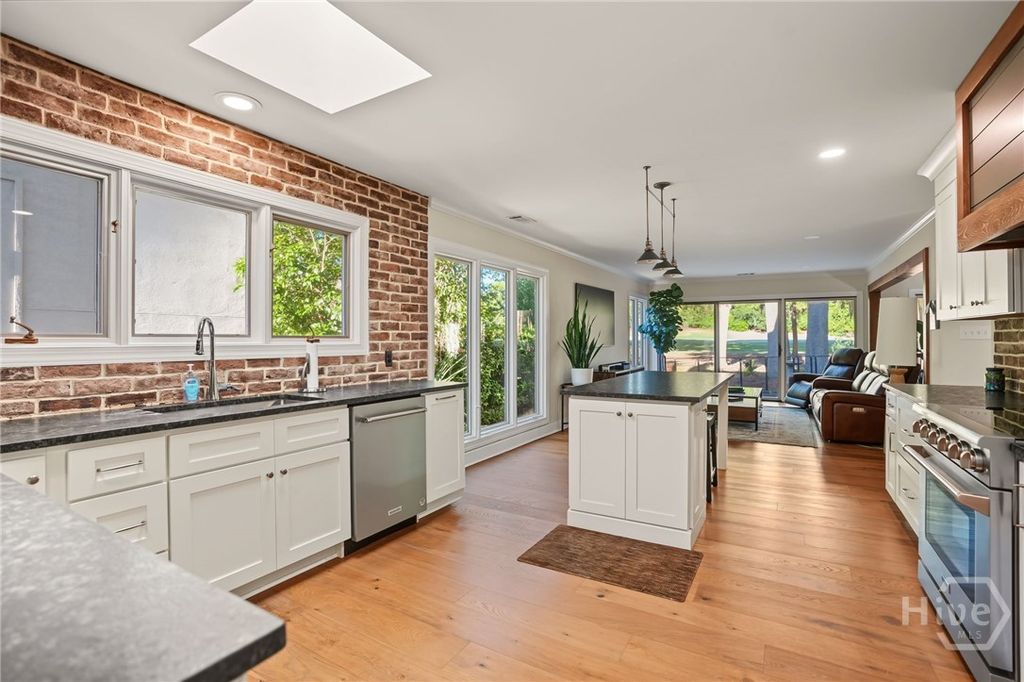 Image 11 of property listing at 4 Halfmoon Court, Savannah, GA 31411