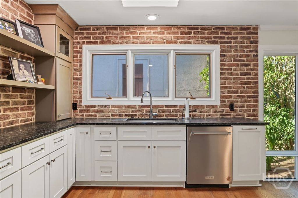 Image 12 of property listing at 4 Halfmoon Court, Savannah, GA 31411