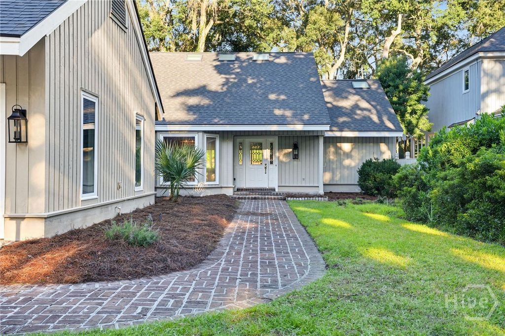 Image 2 of property listing at 4 Halfmoon Court, Savannah, GA 31411