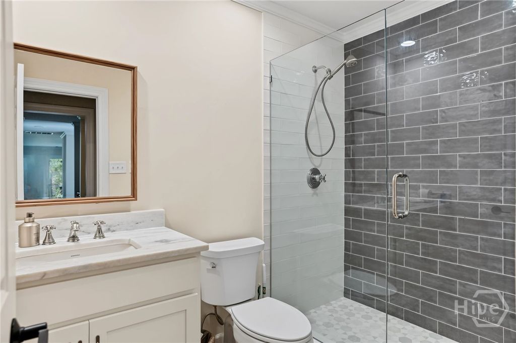 Image 20 of property listing at 4 Halfmoon Court, Savannah, GA 31411