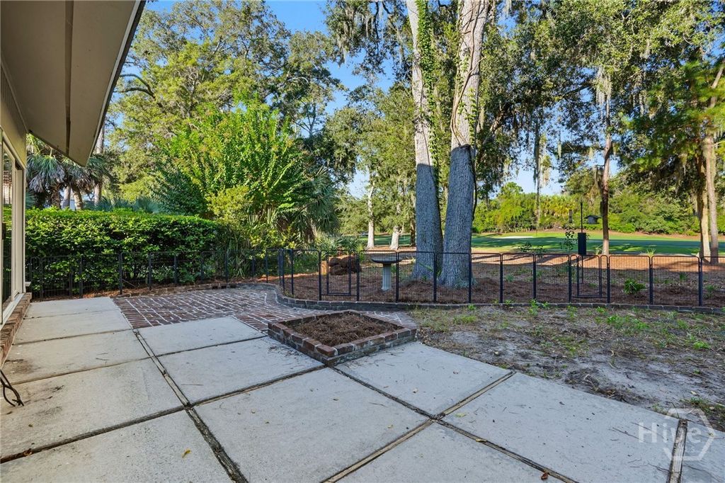 Image 23 of property listing at 4 Halfmoon Court, Savannah, GA 31411