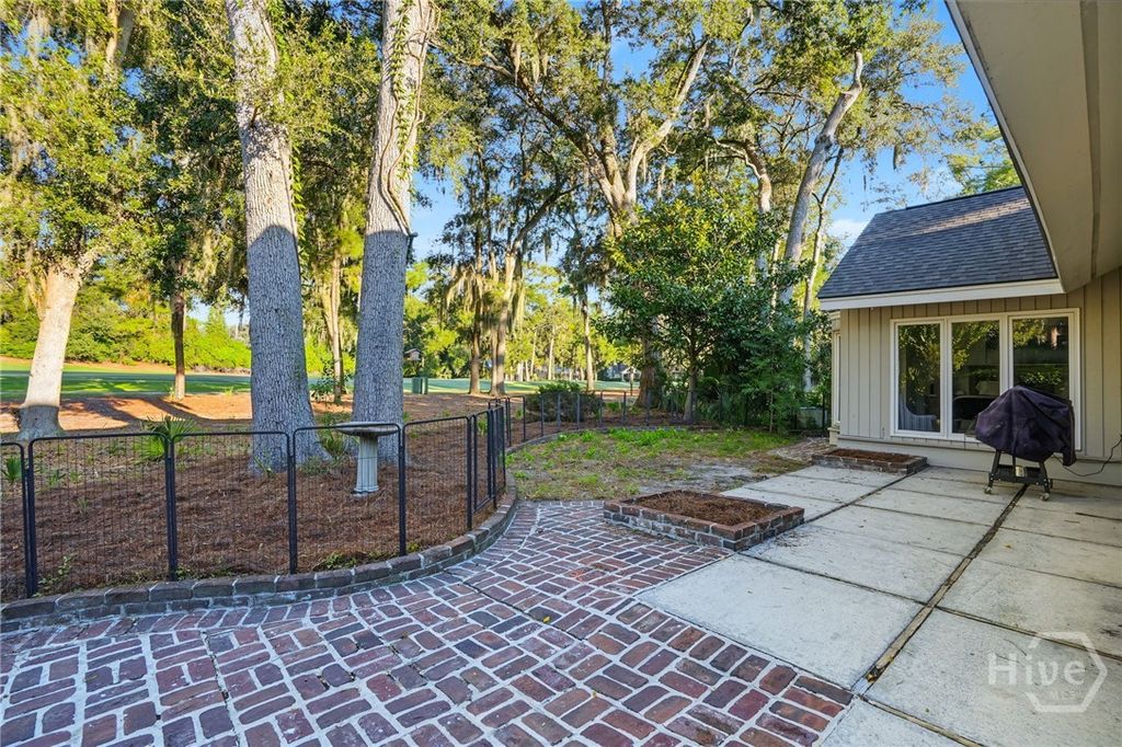 Image 24 of property listing at 4 Halfmoon Court, Savannah, GA 31411