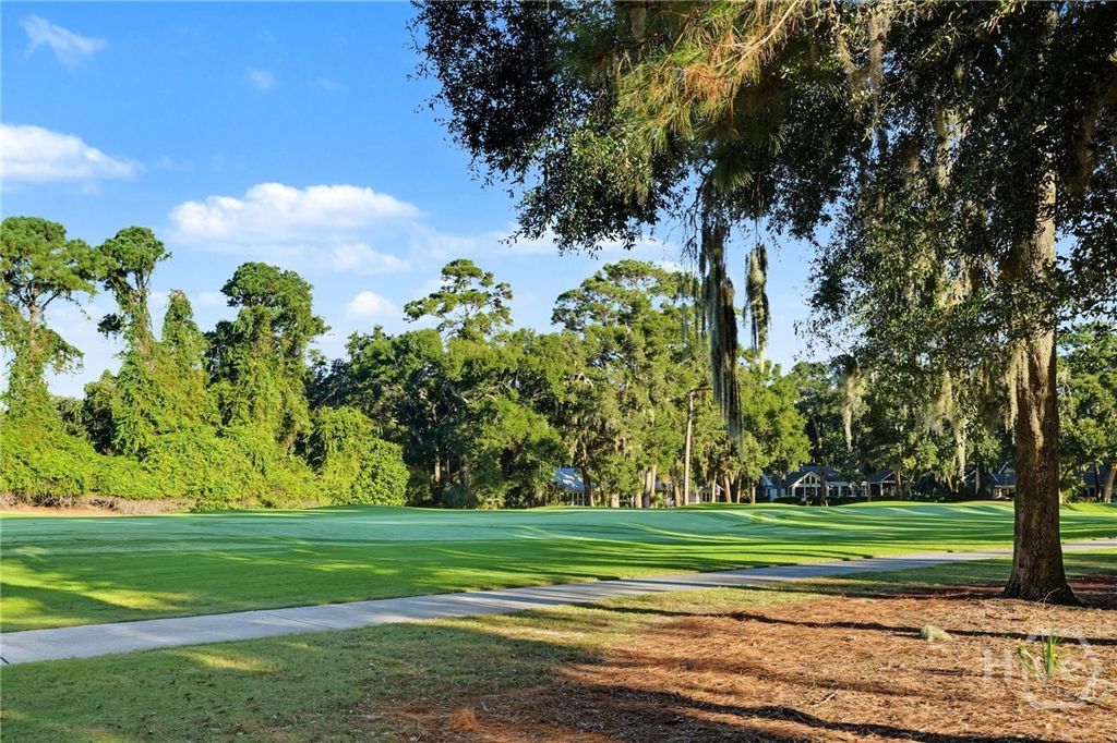 Image 28 of property listing at 4 Halfmoon Court, Savannah, GA 31411