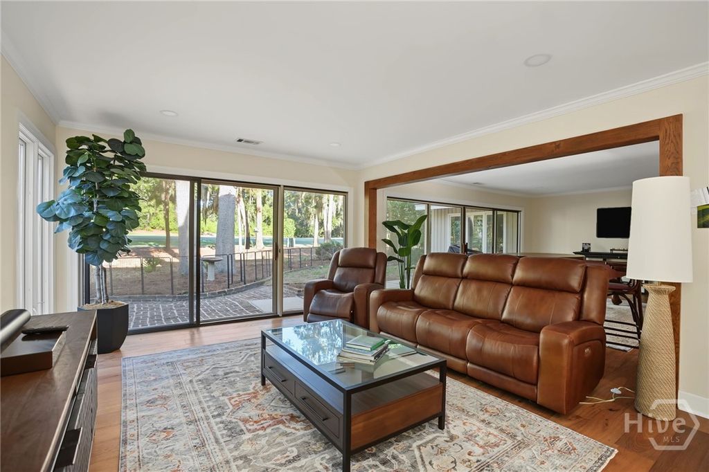 Image 7 of property listing at 4 Halfmoon Court, Savannah, GA 31411