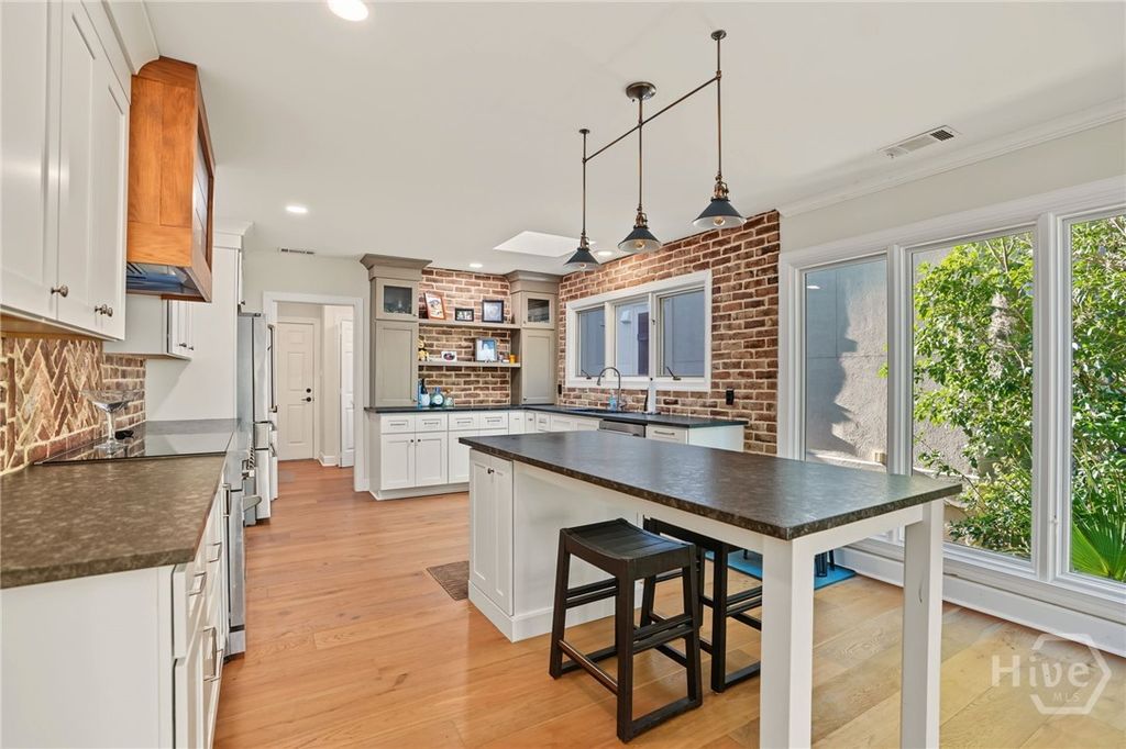 Image 8 of property listing at 4 Halfmoon Court, Savannah, GA 31411