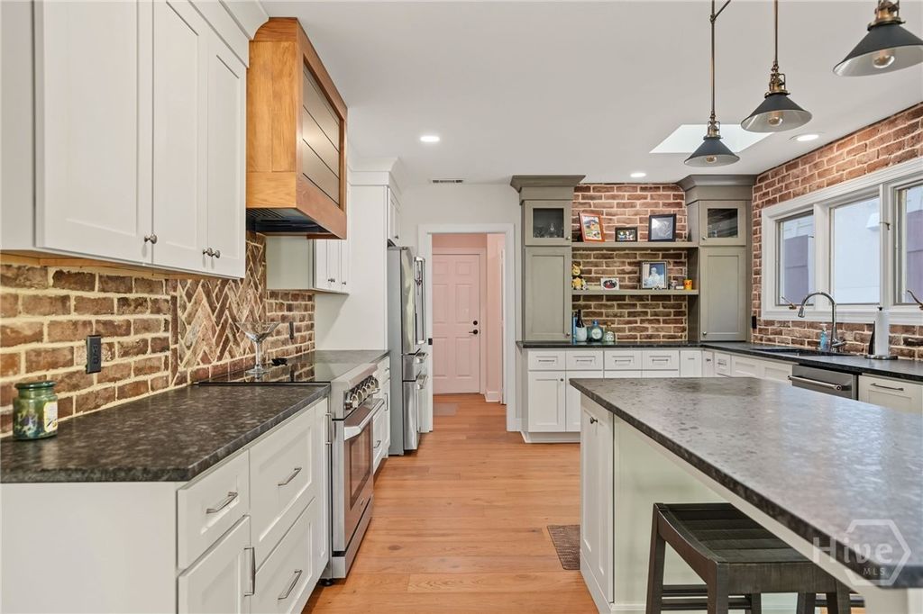 Image 9 of property listing at 4 Halfmoon Court, Savannah, GA 31411