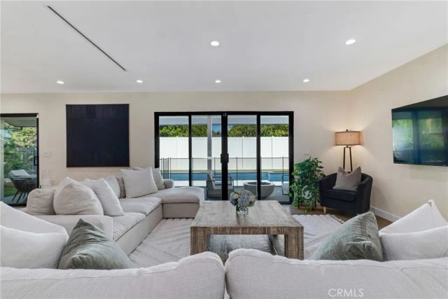 5722 Le Sage Avenue, Woodland Hills, CA 91367