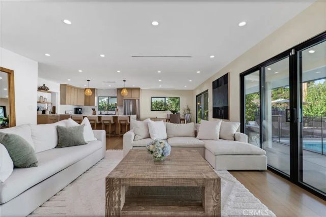 5722 Le Sage Avenue, Woodland Hills, CA 91367