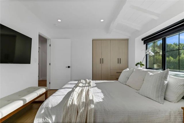 5722 Le Sage Avenue, Woodland Hills, CA 91367