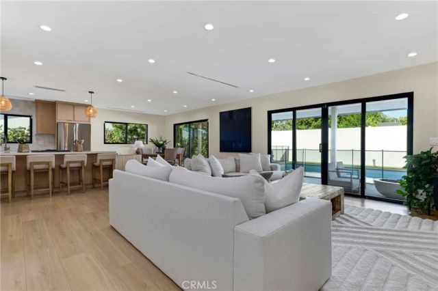 5722 Le Sage Avenue, Woodland Hills, CA 91367
