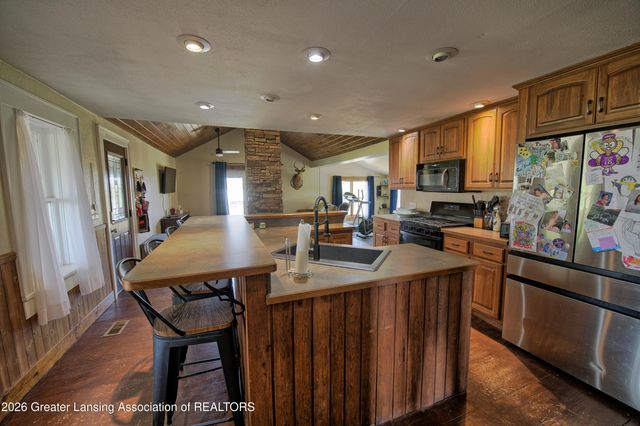8250 Oneida, Grand Ledge, MI 48837