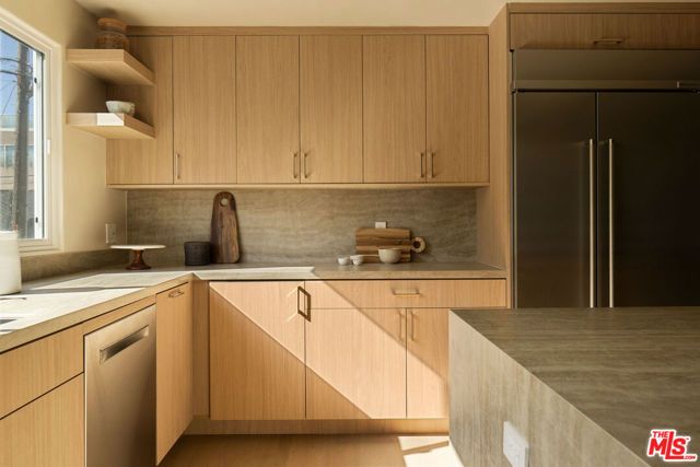 18 Voyage Street, Marina Del Rey, CA 90292