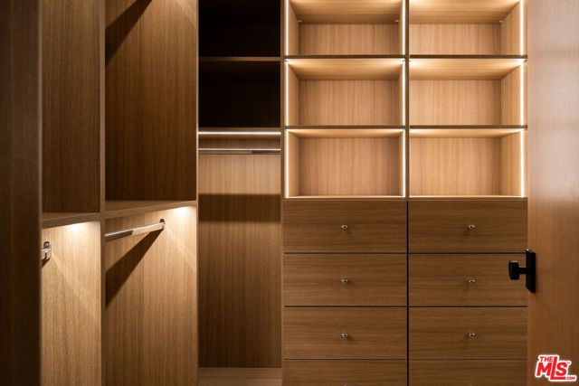 18 Voyage Street, Marina Del Rey, CA 90292