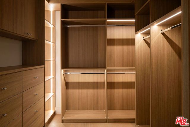 18 Voyage Street, Marina Del Rey, CA 90292