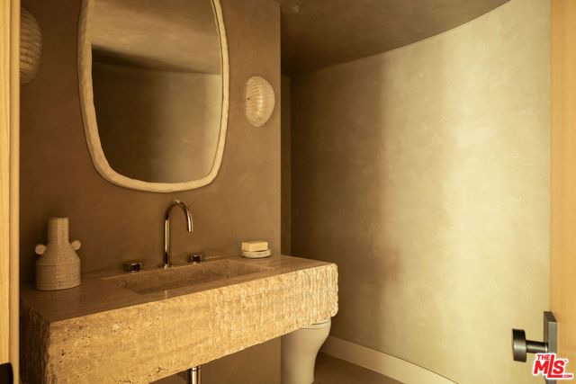 18 Voyage Street, Marina Del Rey, CA 90292