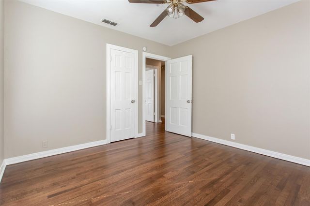 5829 E MOCKINGBIRD Lane, Dallas, TX 75206