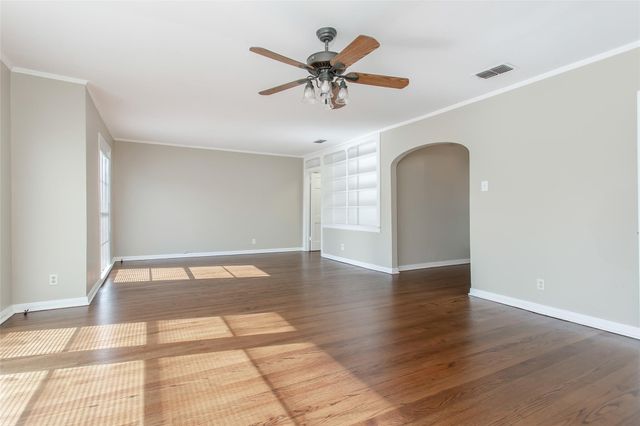 5829 E MOCKINGBIRD Lane, Dallas, TX 75206