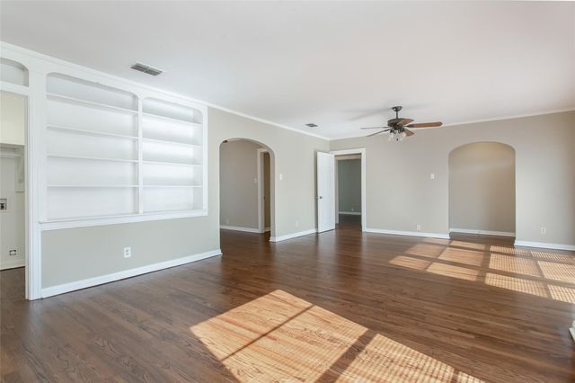 5829 E MOCKINGBIRD Lane, Dallas, TX 75206