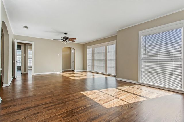 5829 E MOCKINGBIRD Lane, Dallas, TX 75206