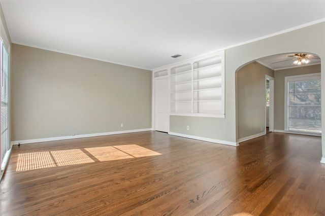 5829 E MOCKINGBIRD Lane, Dallas, TX 75206