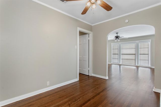 5829 E MOCKINGBIRD Lane, Dallas, TX 75206