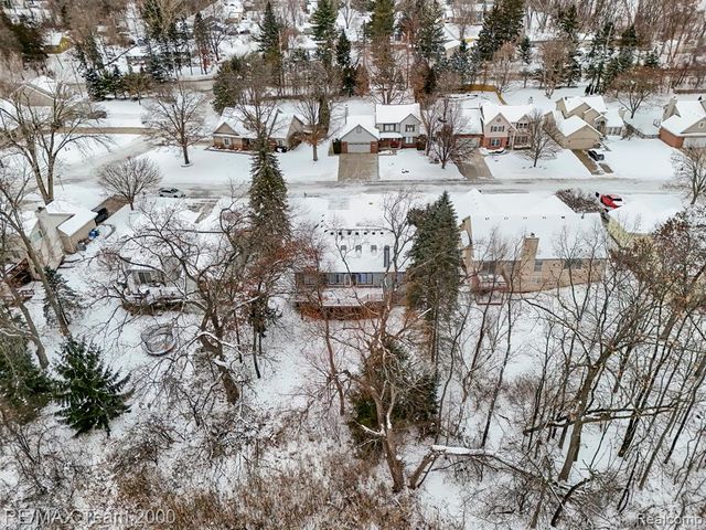 1882 W Ridge Drive, Commerce Twp, MI 48390