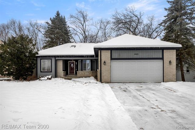 1882 W Ridge Drive, Commerce Twp, MI 48390
