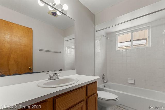 1882 W Ridge Drive, Commerce Twp, MI 48390