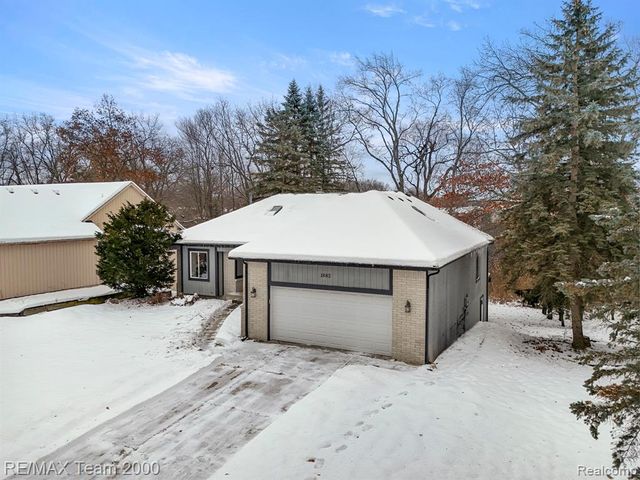 1882 W Ridge Drive, Commerce Twp, MI 48390