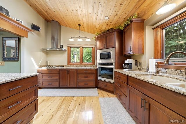 35 Lancelot Court, Amherst, NY 14068