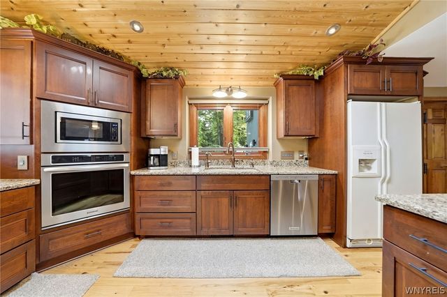 35 Lancelot Court, Amherst, NY 14068
