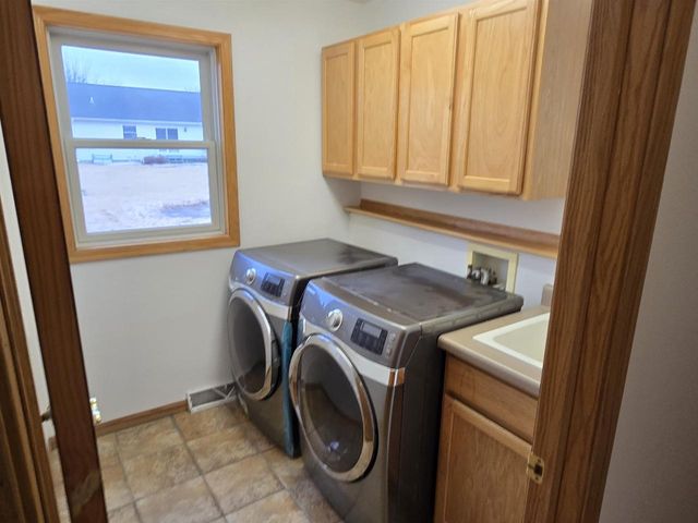 633 Stonehaven Drive, Sun Prairie, WI 53590