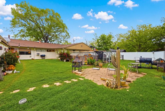 305 N Harvey Street, Caldwell, TX 77836