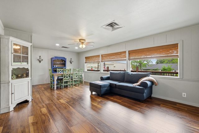 305 N Harvey Street, Caldwell, TX 77836