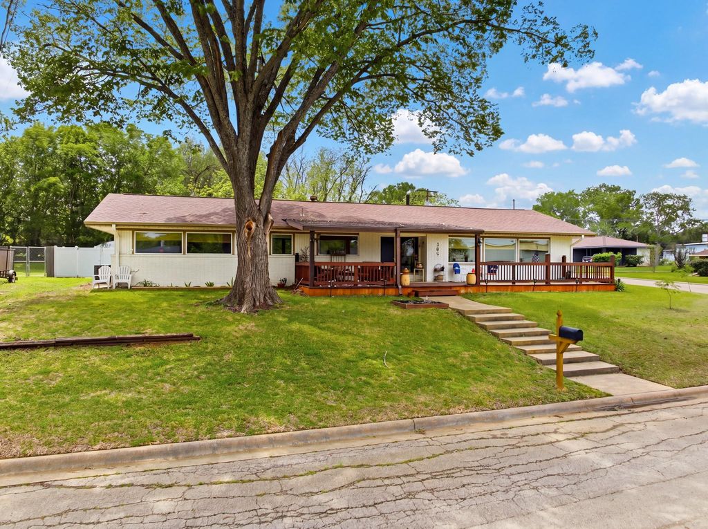 305 N Harvey Street, Caldwell, TX 77836