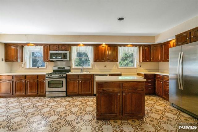 506 Ewing Avenue, Franklin Lakes, NJ 07417