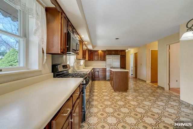 506 Ewing Avenue, Franklin Lakes, NJ 07417