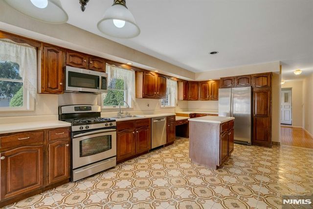 506 Ewing Avenue, Franklin Lakes, NJ 07417