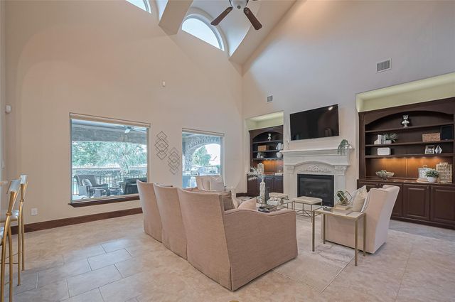 14 Royal King Road, Tomball, TX 77377