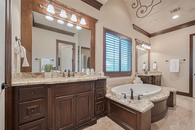 14 Royal King Road, Tomball, TX 77377