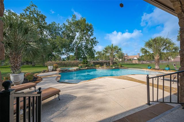 14 Royal King Road, Tomball, TX 77377