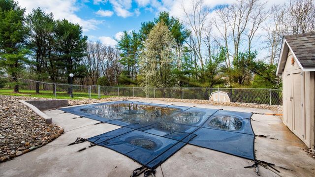 240 Mockingbird Hill Road, Zanesville, OH 43701