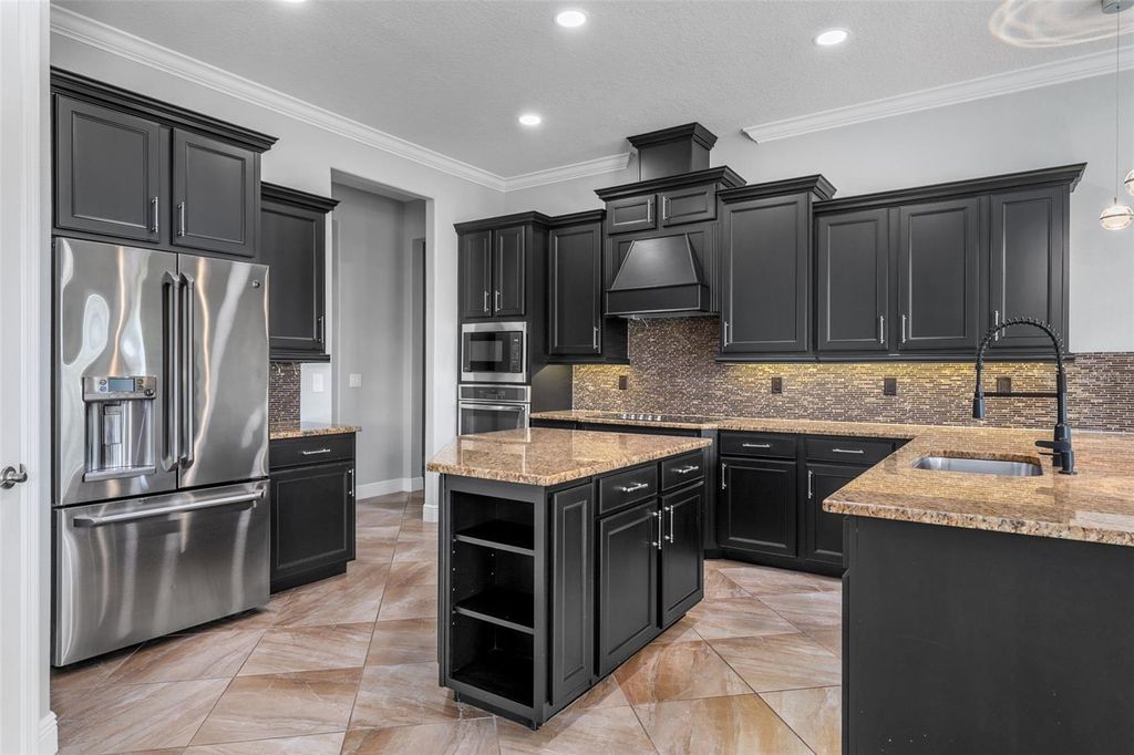 Image 5 of property listing at 125 167TH BOULEVARD E, Bradenton, FL 34212