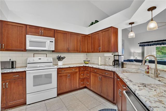 354 Dover PL # 202, Naples, FL 34104