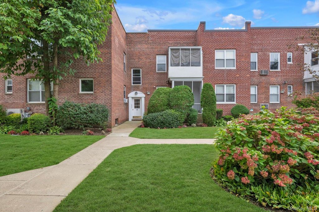 284 Central Avenue A4, Lawrence, NY 11559