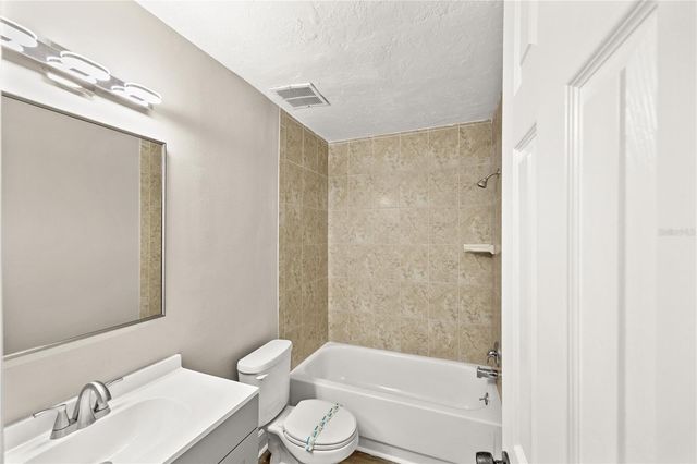 2717 HIDDEN LAKE BOULEVARD B, Sarasota, FL 34237