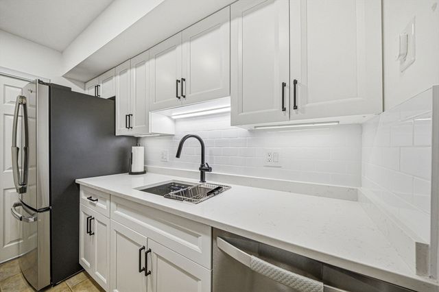 153 Greenbrook Dr 153, Stoughton, MA 02072