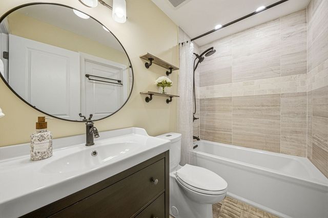 153 Greenbrook Dr 153, Stoughton, MA 02072