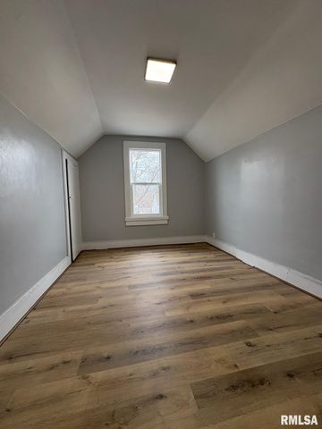 1045 N Osburn Avenue, Springfield, IL 62702